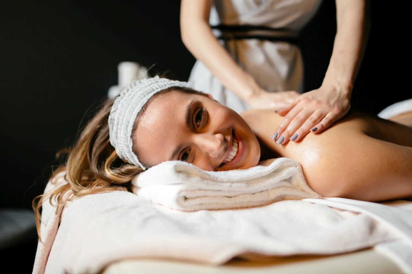 kobieta korzysta z masażu relaksacyjnego